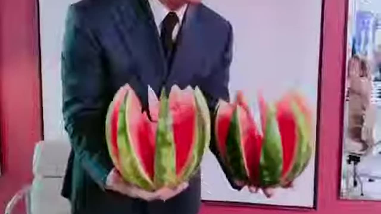 20180921文贵先生视频²:为忙碌了一周的同事切莲花西瓜……大家开心极了……从未见过!