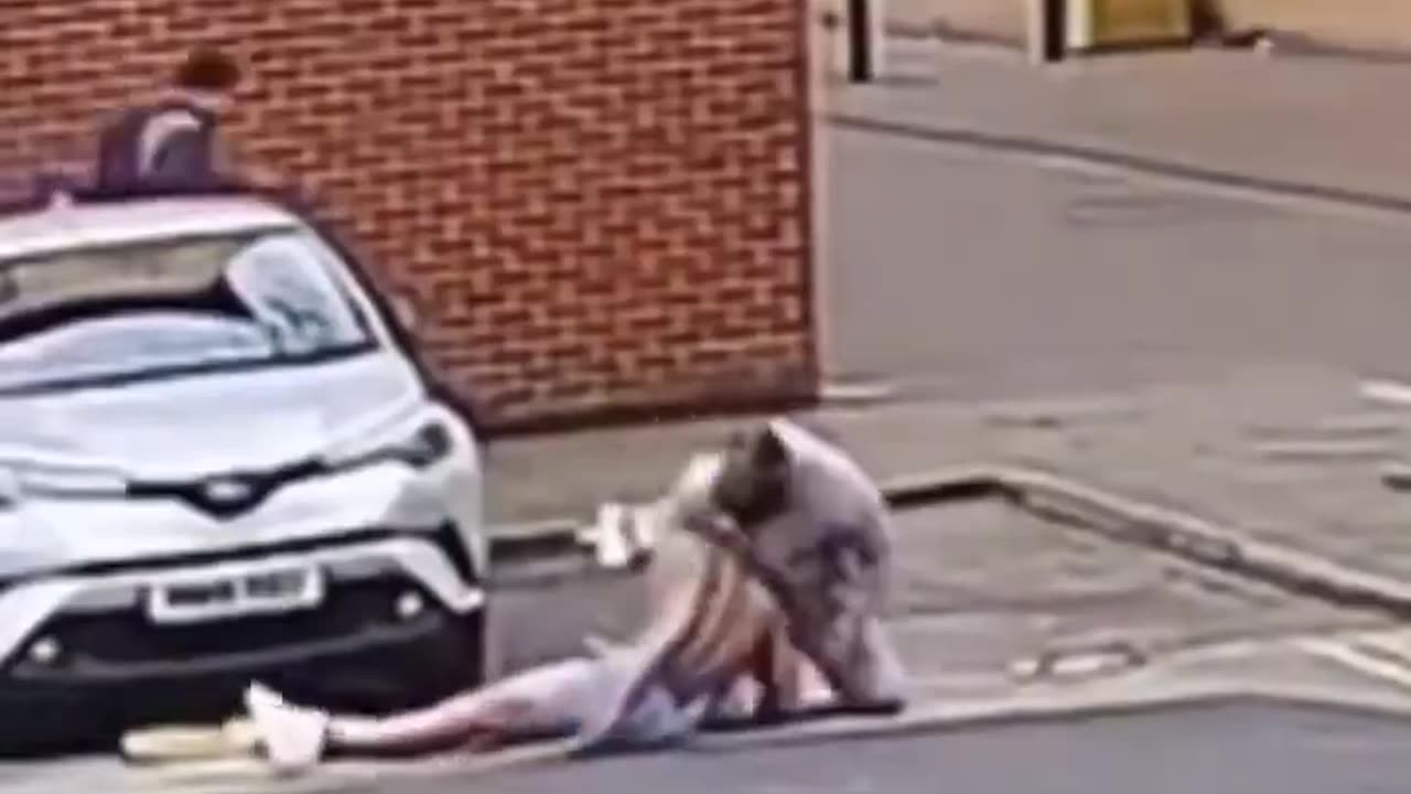 Muslim Man Knocks Out London Bully For Abusing Muslim Women, Then Called An Ambulance