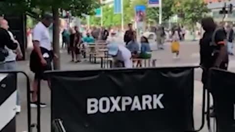 Momenti kur ish-kampioni britanik në boks që punon si sigurim e “palos” një person me një grusht