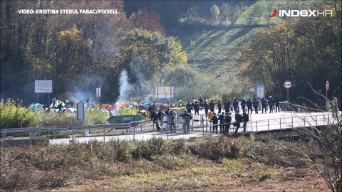 Djeca migranata uzvikuju da im policija otvori granicu