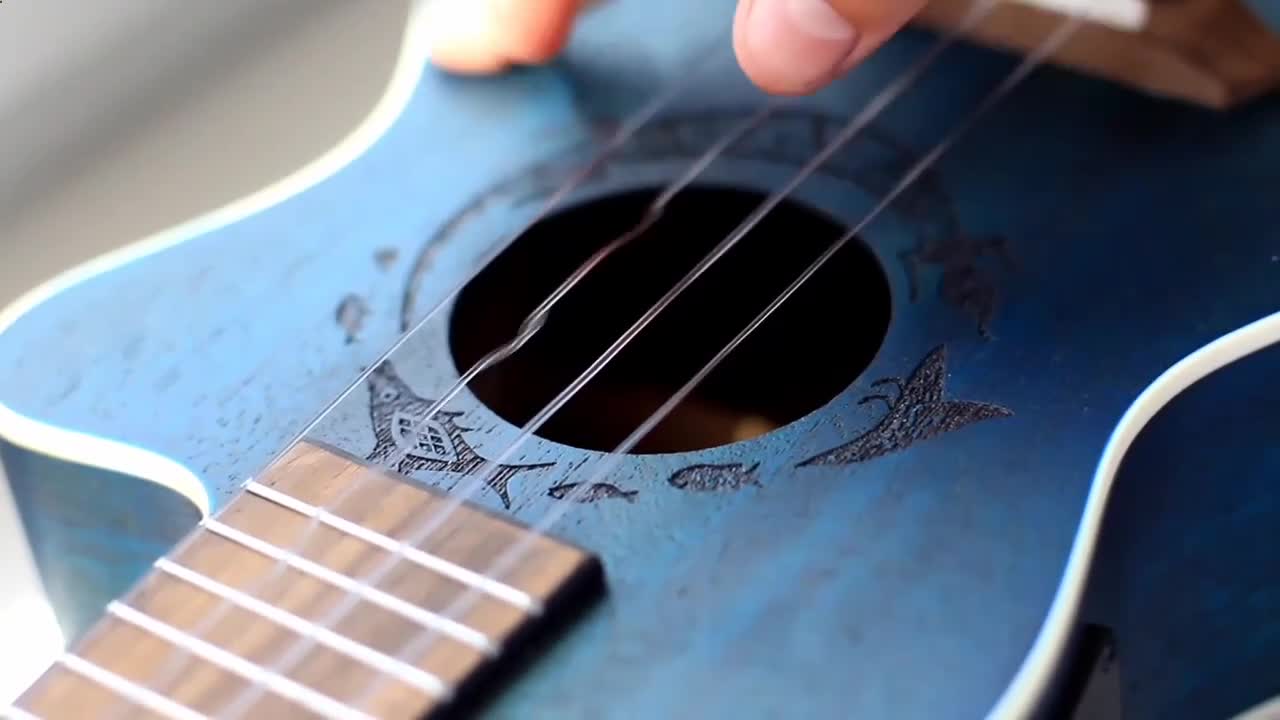 The strings on the guitar tremble incredibly beautifully while playing