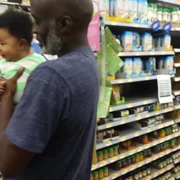 Bebé no deja de reírse ante la imagen de un bebé riendo