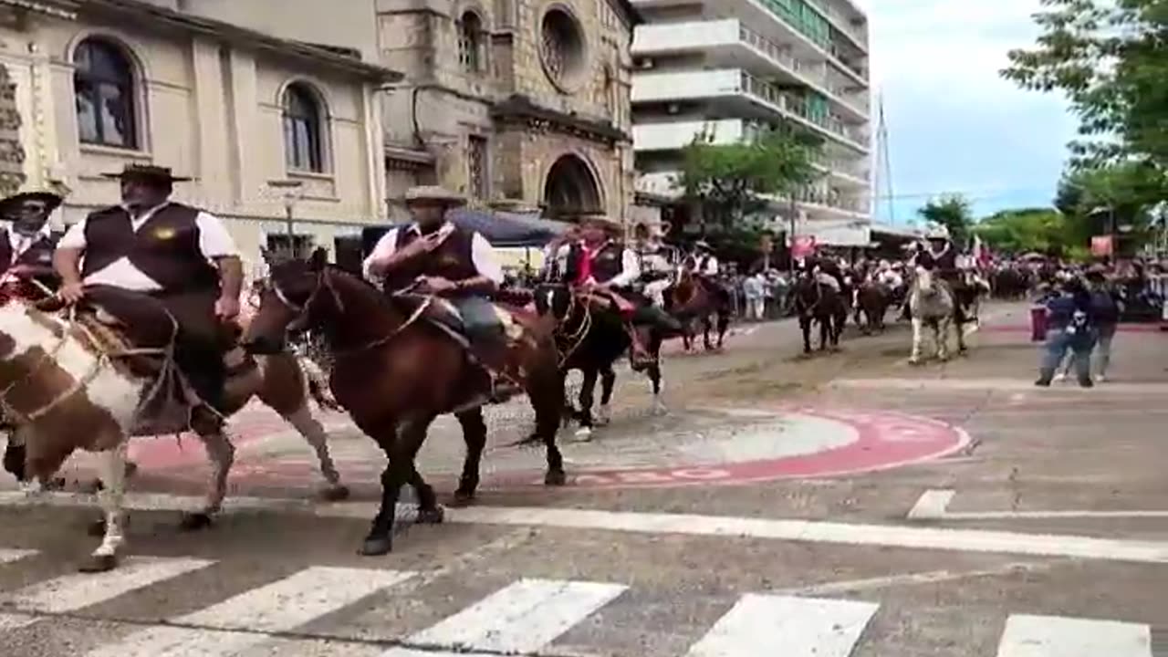 Desfile gaucho visto frente a la Intendencia - Tacuarembó, Uruguay (09/03/2024)