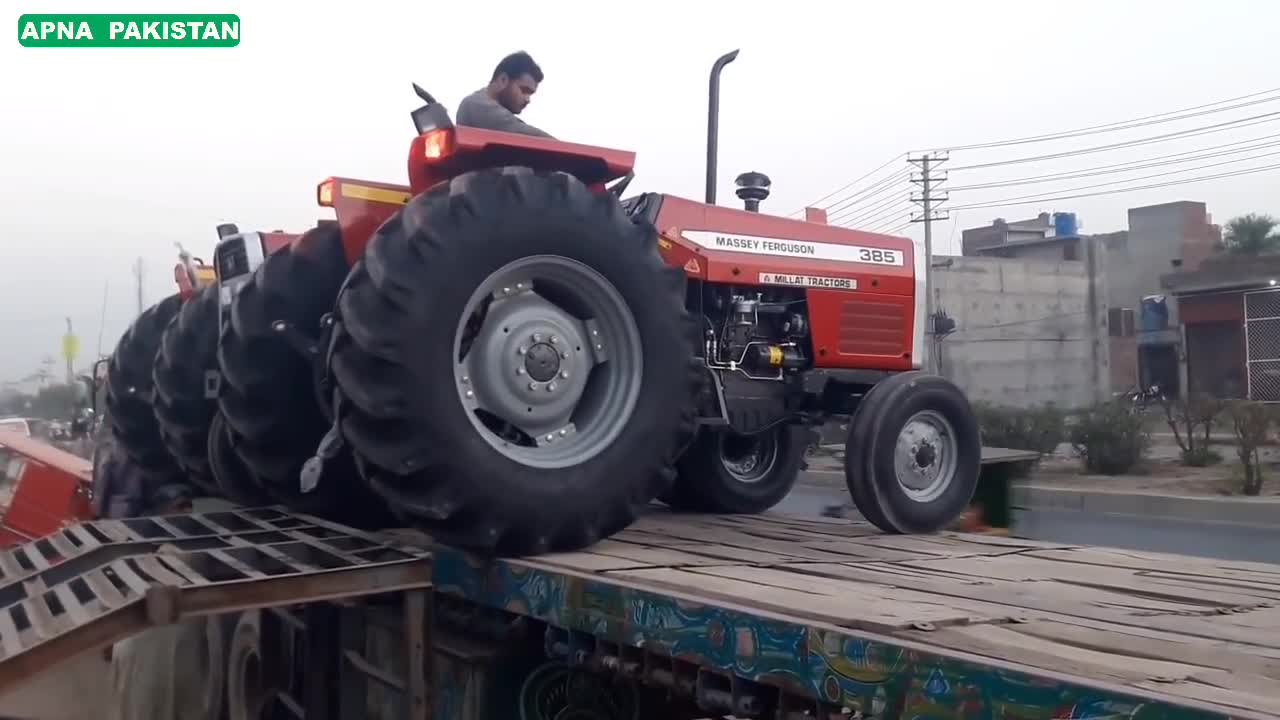 Macy Ferguson 385 fell off the front tire trolley while loading the tractor. How the tractors are being delivered in Lahore Tractor Market. Watch the video