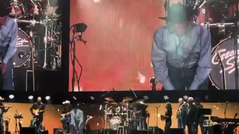 Country superstar George Strait did the Trump dance on stage in Las Vegas.