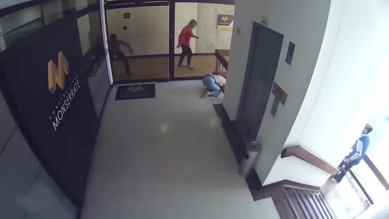 mother saves child from falling from 4th floor