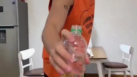 Open the bottle of soft drink bottle with your feet