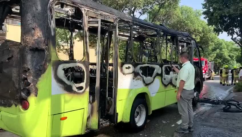 Incendio de un alimentador de Metrolínea controlado por los bomberos de Bucaramanga.