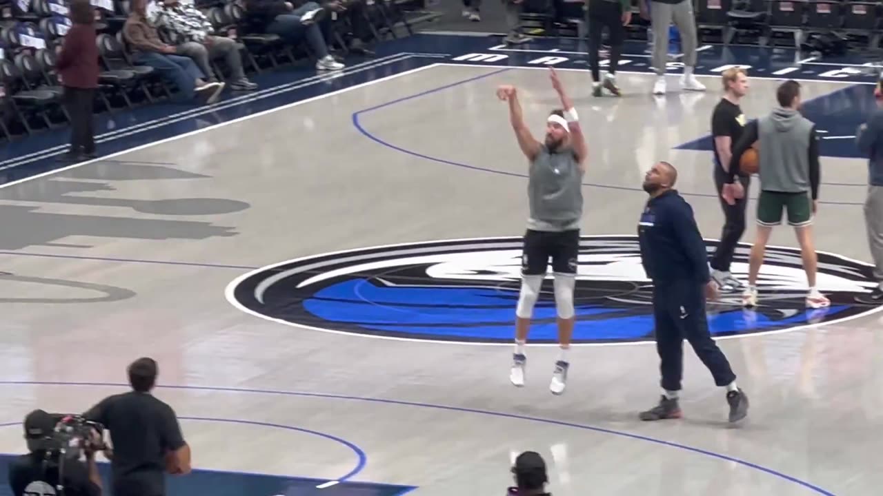 Klay Thompson before the Dallas Mavericks face the Milwaukee Bucks.