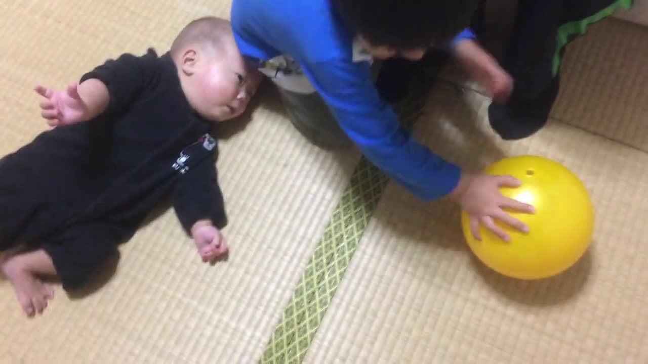 赤ちゃんとサッカーをする家族 Family playing soccer with baby