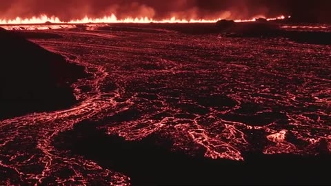 Watch mesmerizing footage of lava flowing from Icelandic volcano Download