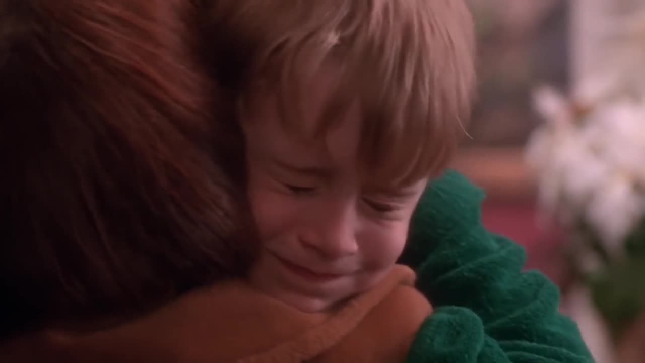 home alone (1990)- kevin and mom "HUG" Scene!