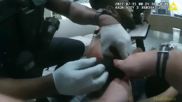 Atlanta officer applies a tourniquet to a gun shot victim