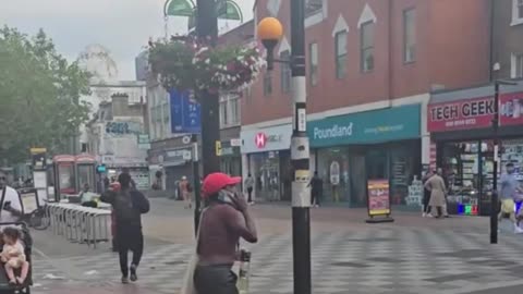 "You can't pass, I have to dance!" In London she blocked bus for 30 minutes!