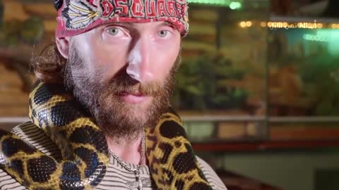 ازاى الثعبان مش بيموت بالسم بتاعه