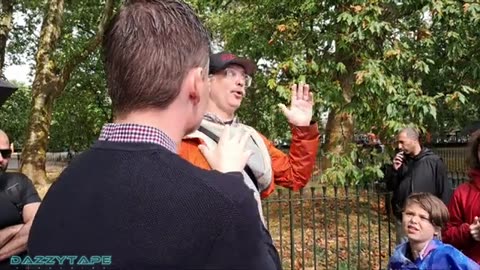 BOB JR RECTIFIED A VISITOR IN THE PARK WITH REALITY'S SURROUNDING THE CHURCH AND