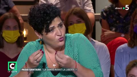 Une avocate pointe du doigt le passe