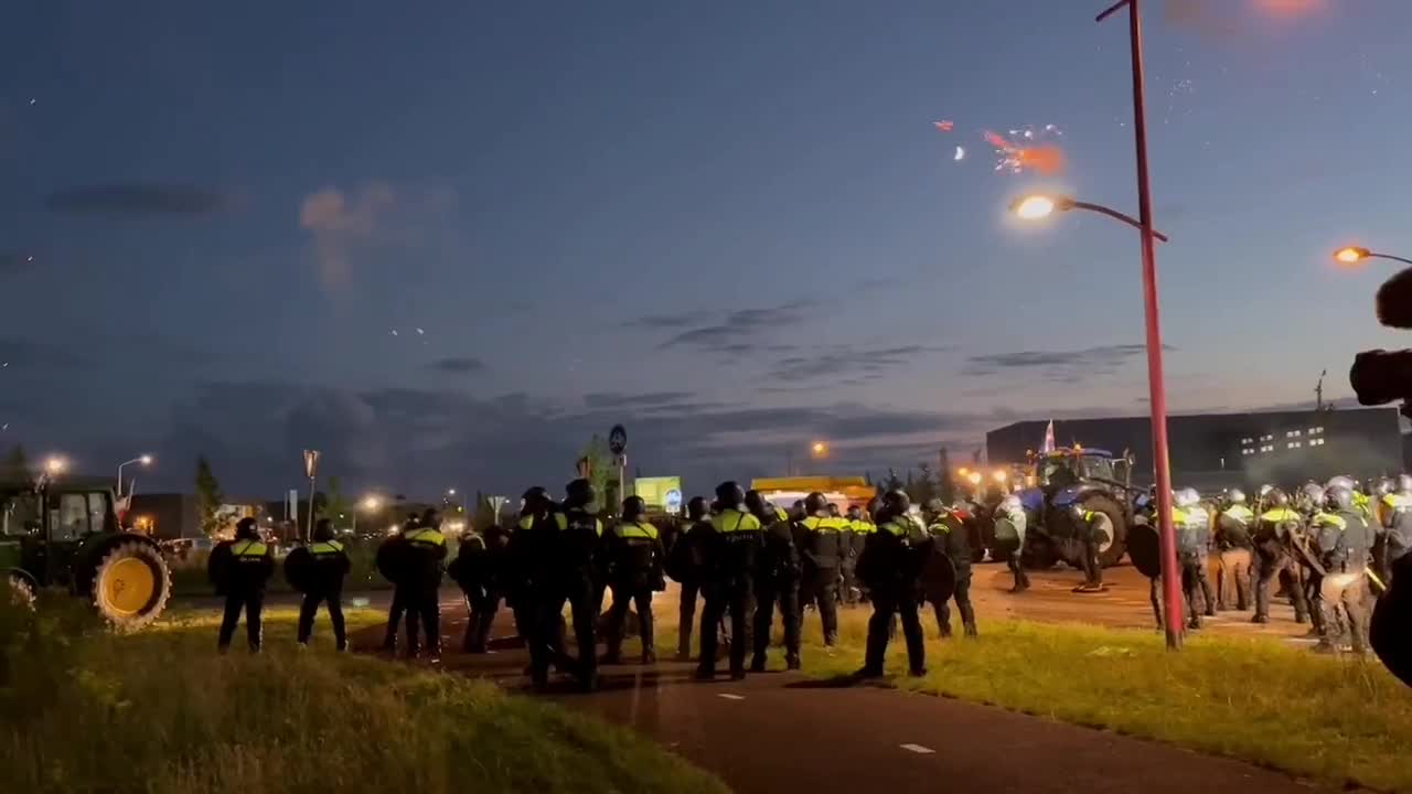 Farmers' Protests: The Government Sends an Army of Police Officers to Deal With Blockade