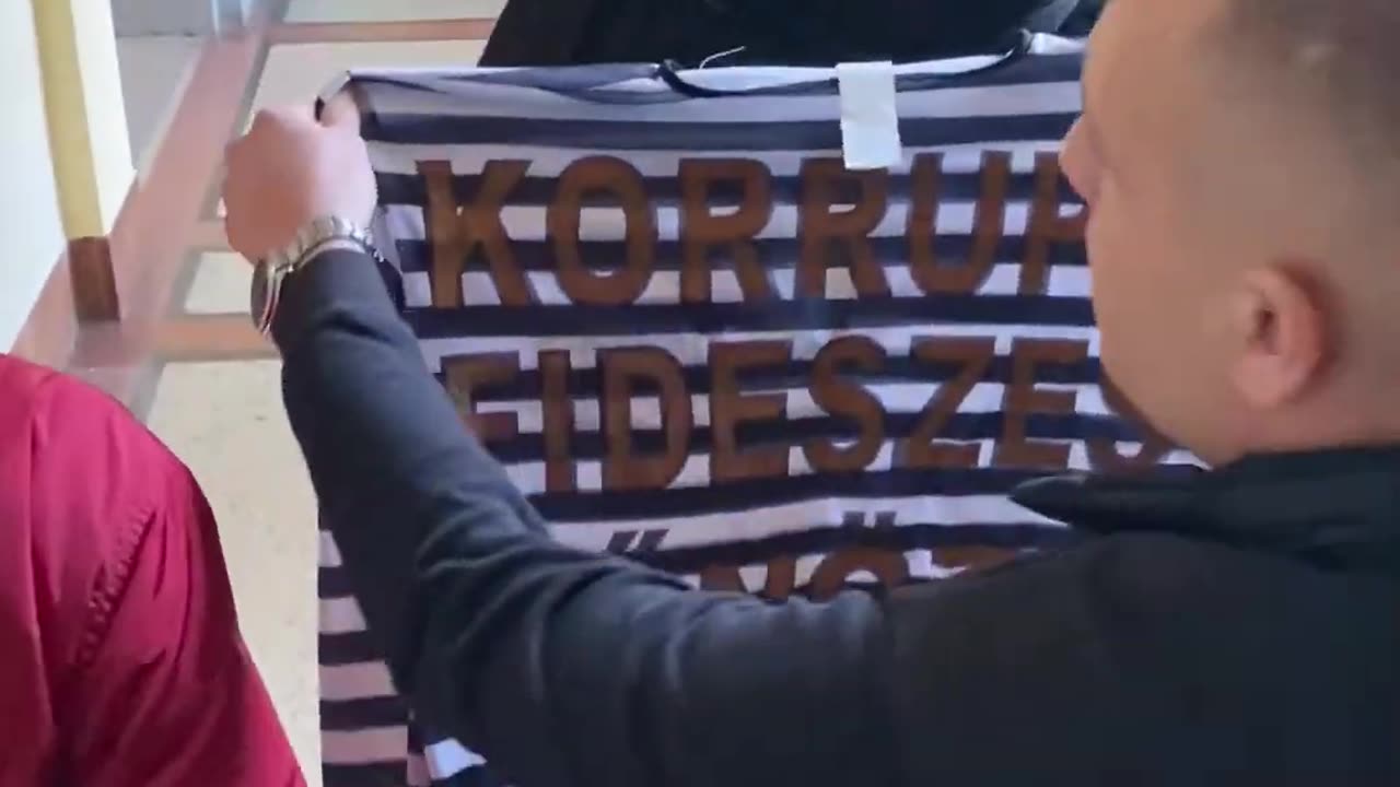 Korrupt fideszes bűnöző feliratú rabruhát és egy köteg játék húszezrest vittünk Boldogh Istvánnak