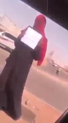 شاهد بالفيديو.. فتاة سودانية تفاجىء أصحاب السيارات عند إشارة مرور بالخرطوم بعرّض نفسها للزواج