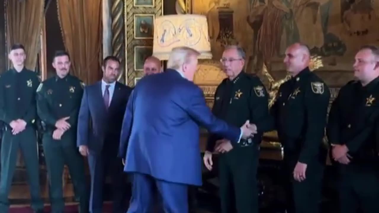 Trump meets officers who arrested assassination suspect