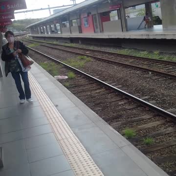 na estação de trem espetando chegar pt2pt3