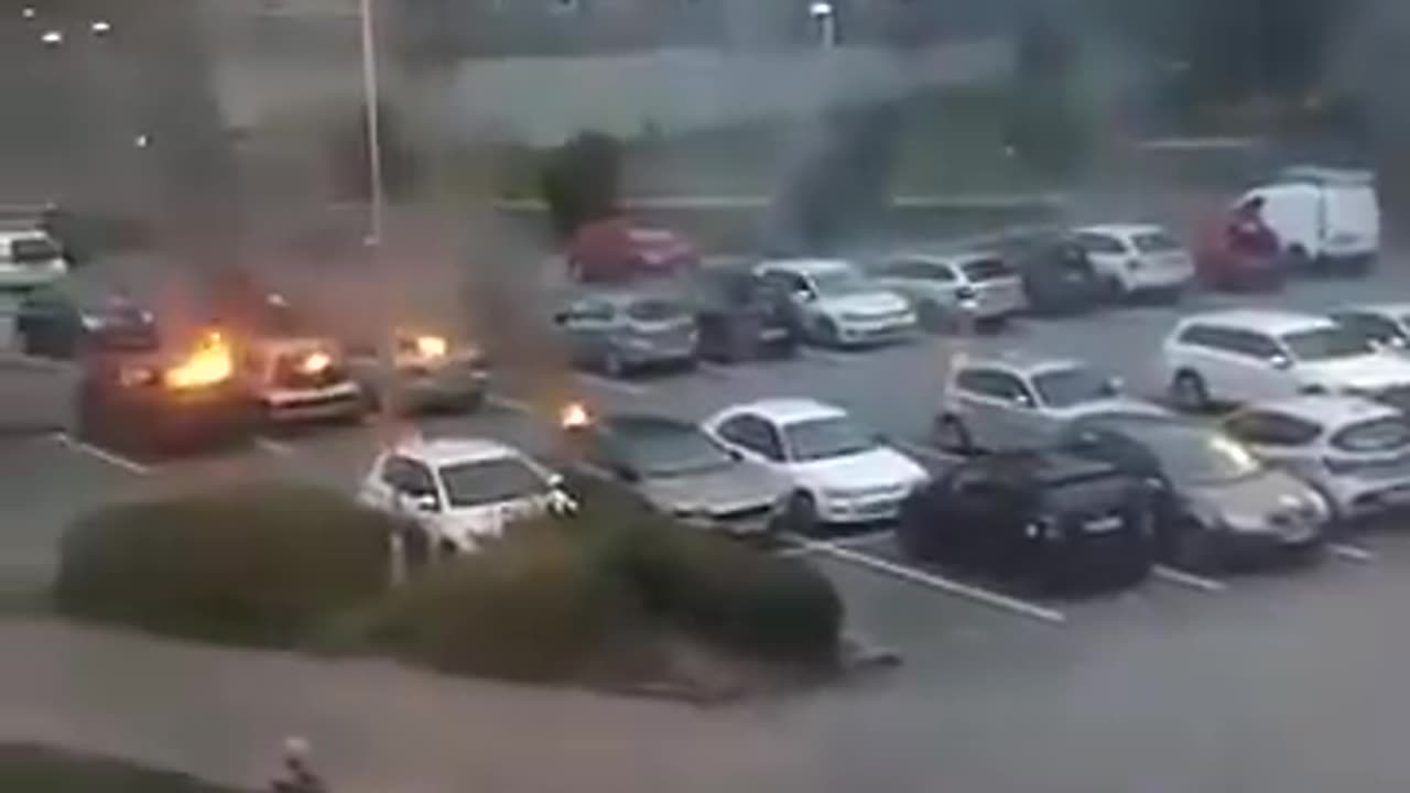 Inzwischen in Schweden. Banden von Jugendlichen zünden geparkte Autos an.