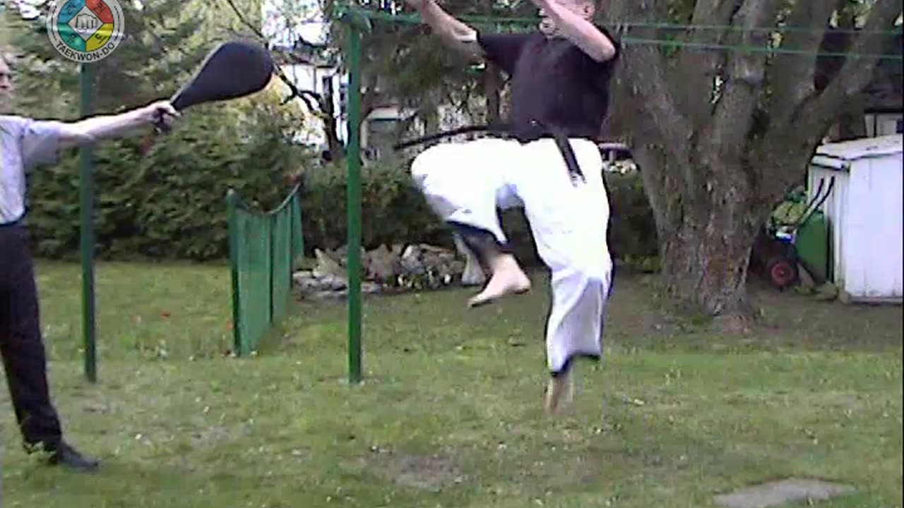 focus-pad-jumping-360-roundhouse-kick-no-step