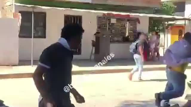 vídeo de risas le halan el pelo