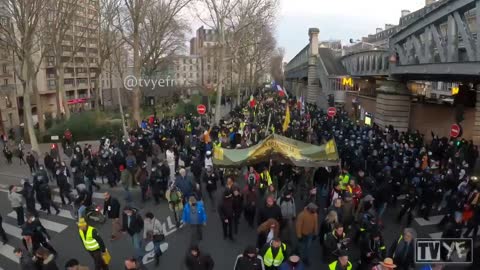 Thousands protest covid-tyranny in Paris, France.