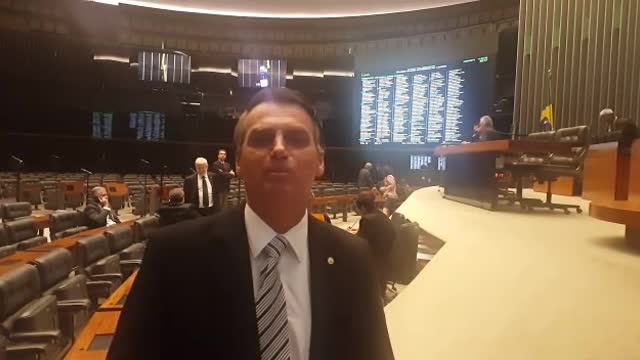 Presidente Jair Messias Bolsonaro, do Plenário da Câmara apresenta o professor Padilla