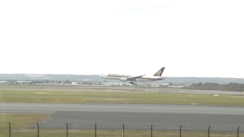 Singapore Airlines landing runway 03 PerthYPPH