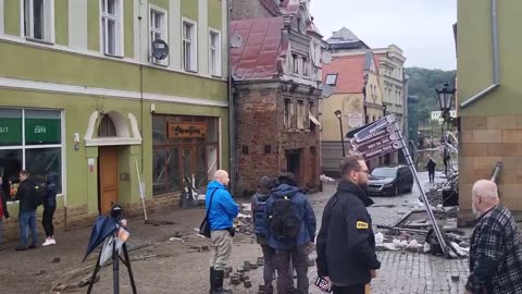 Wyspa Piasek w centrum Kłodzka. Na klasztorze Franciszkanów widać