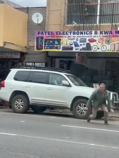 Klerksdorp man fights off suspected robbers