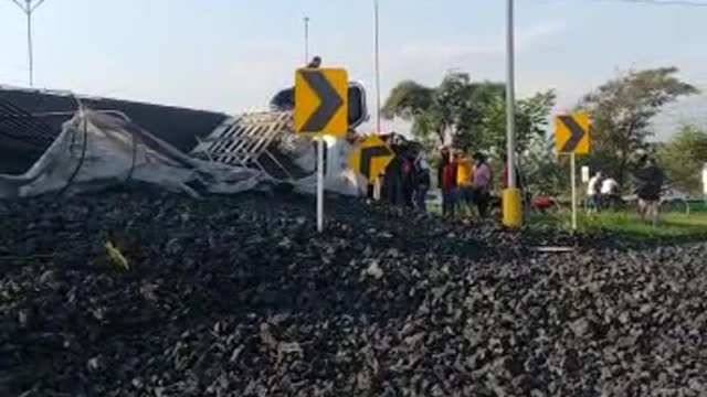 Un camión que transportaba carbón se volcó sobre el Anillo Vial