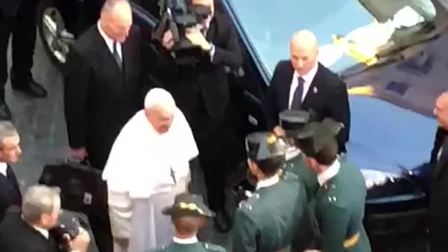 El Papa se poner el tricornio de la Guardia Civil el Día de la Inmaculada Concepción