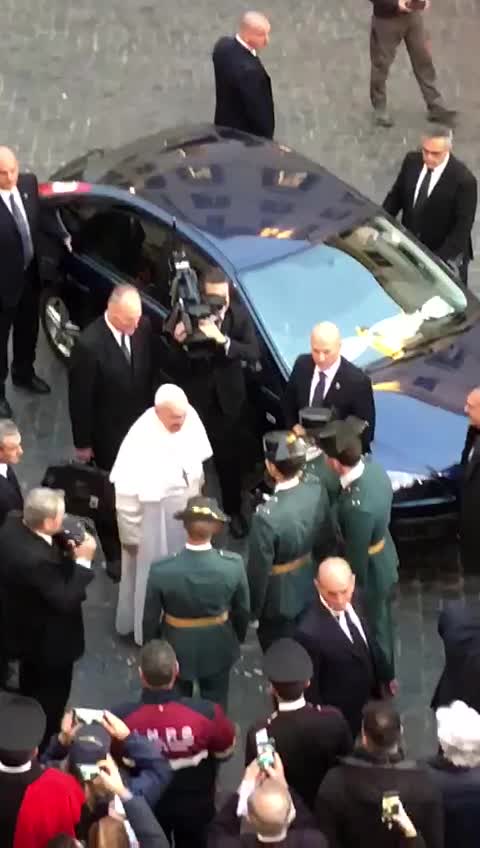 El Papa se poner el tricornio de la Guardia Civil el Día de la Inmaculada Concepción