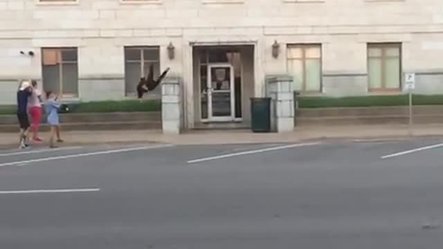 Guy black clothes parkour jump fail hits stomach miss white building