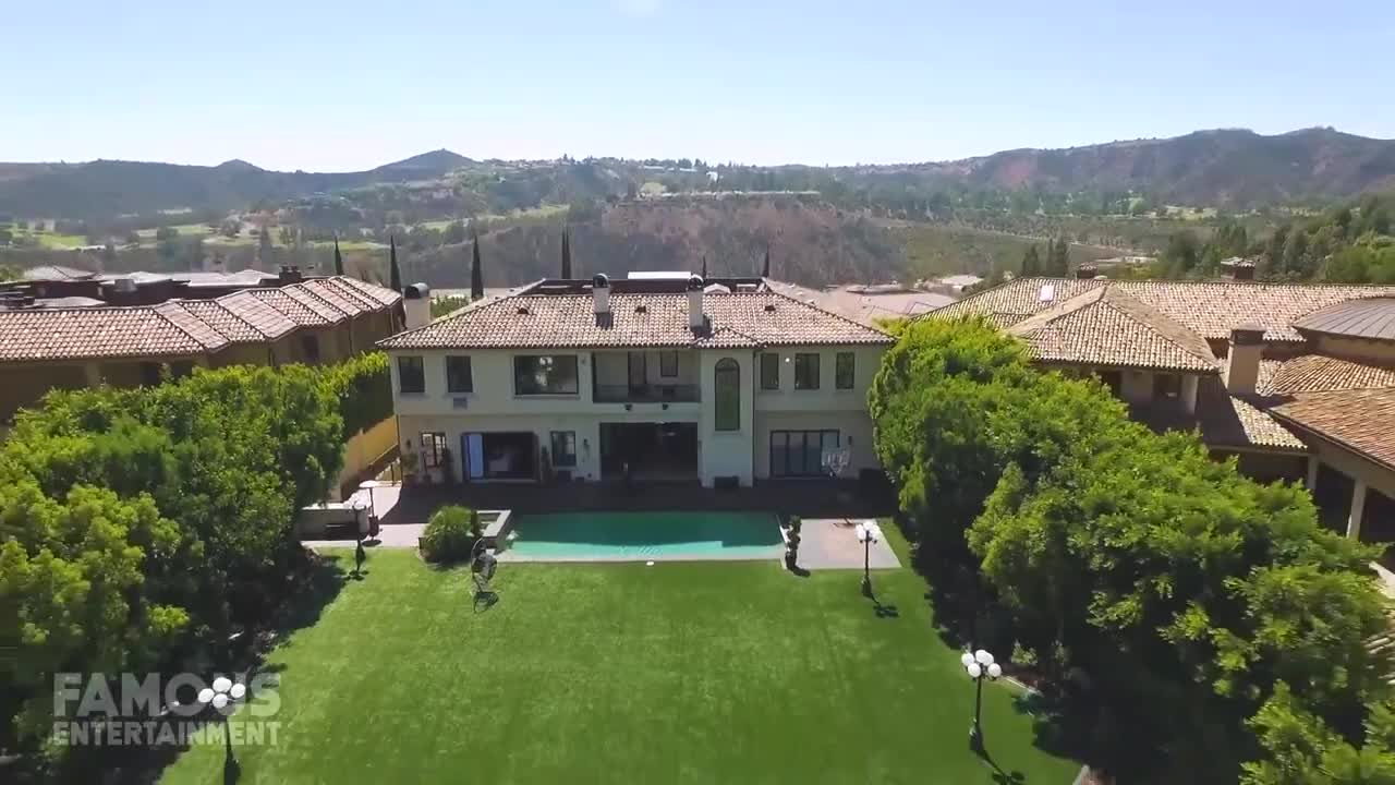 Avril Lavigne | House Tour | Her $7.8 Million Malibu Mansion & More!