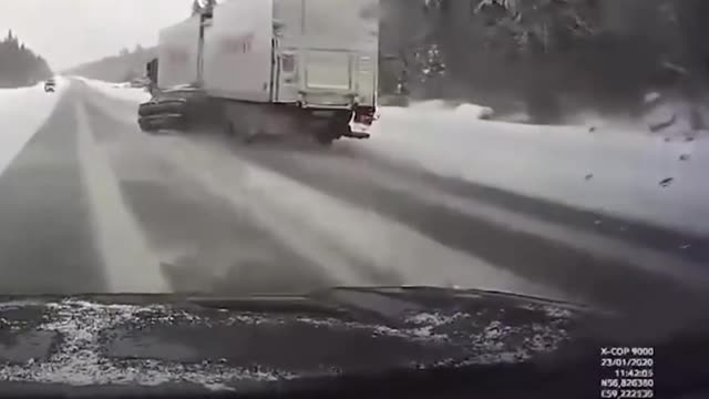 🚚🚚🚚 car slides under truck 🚚🚚🚚