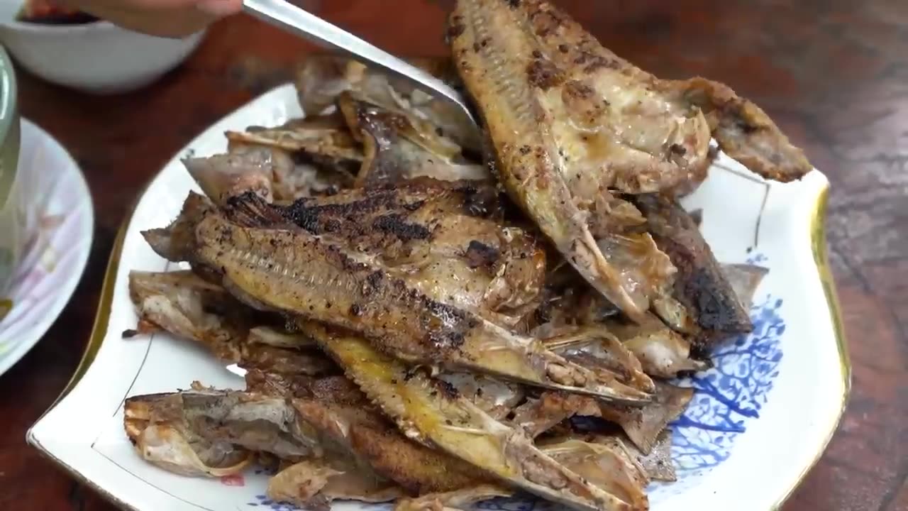 River fish season in my village market - Yummy catfish cooking