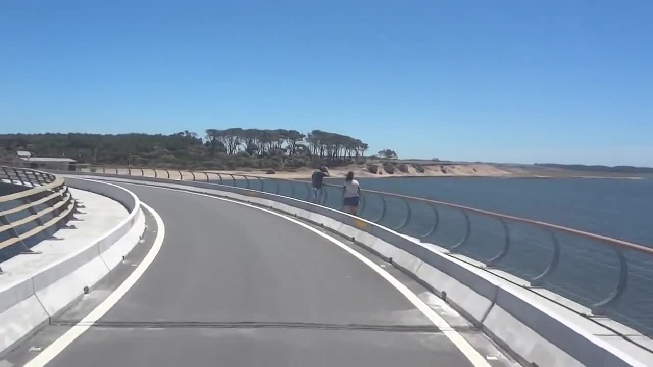 ROLE DE KOMBI NA PONTE SOBRE A LAGUNA GARZÓN NO URUGUAY