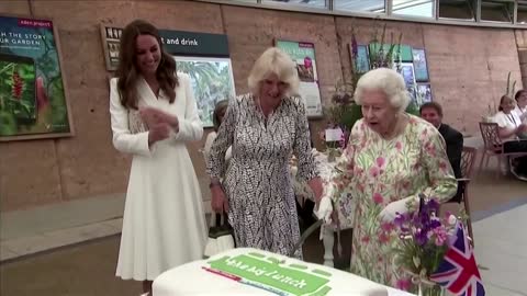 Queen insists on using a sword to cut a cake at G7 event