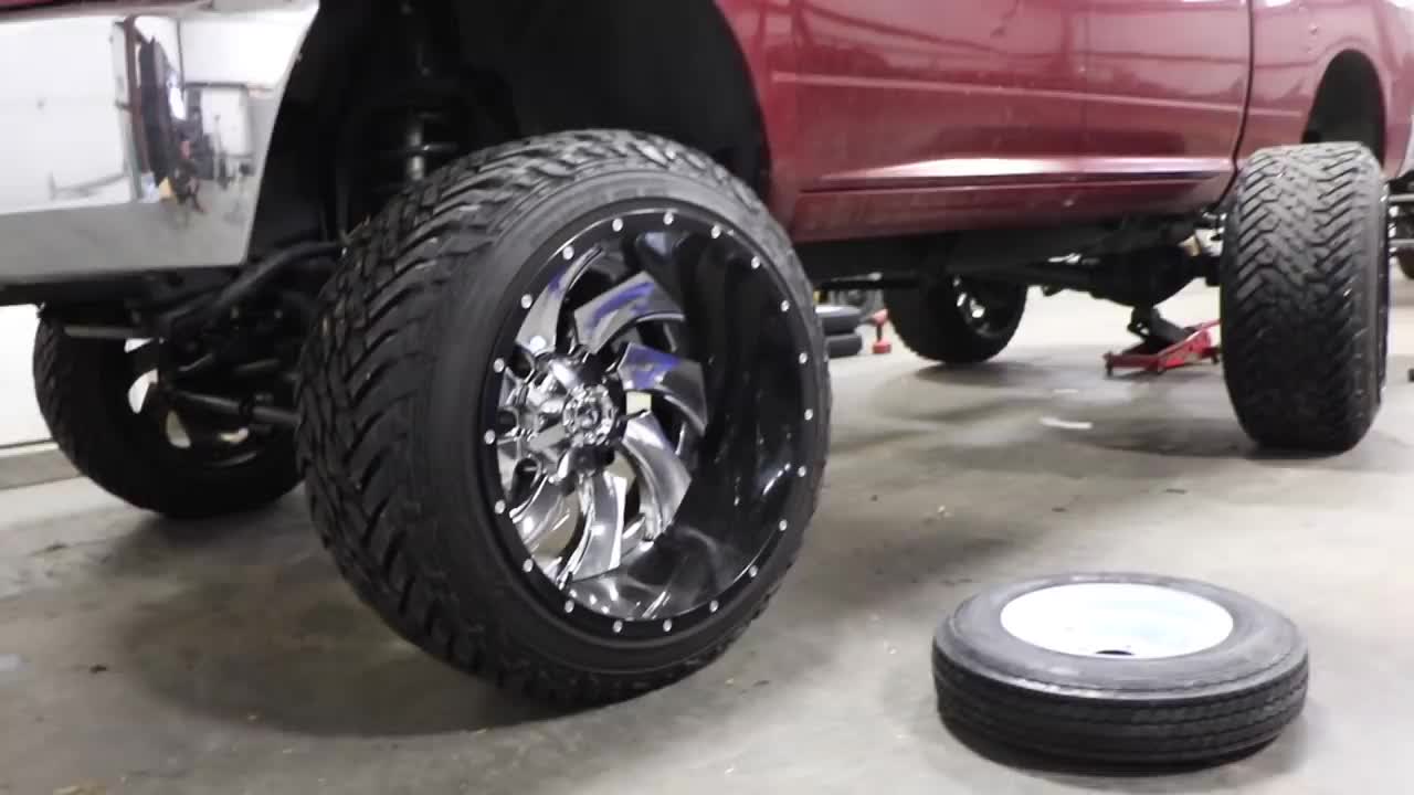 WOAAAAH 😲 PUTTING TINY CAR WHEELS ON A LIFTED TRUCK !