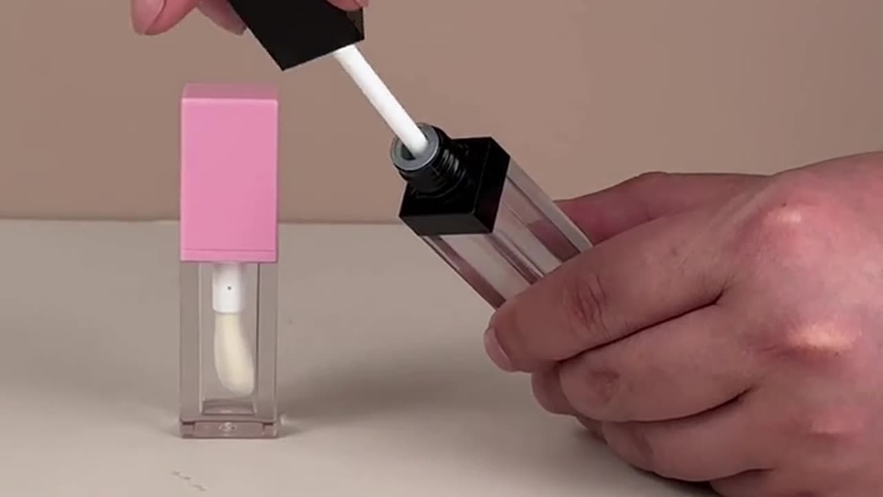 China Custom square lip gloss tubes of various sizes. manufacturers -