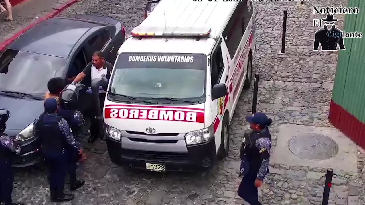 Hombre escapa de una ambulancia y corre por las calles de la Antigua