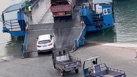 Unprecedented feat load truck and other vehicles successfully crossed river with vessel