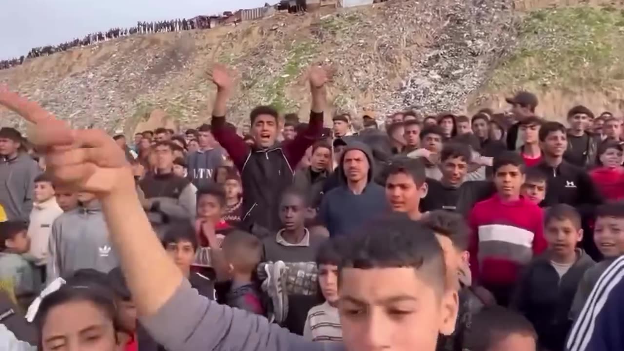 Jordanian Army Sending Aid To Gaza Through Parachuttes.