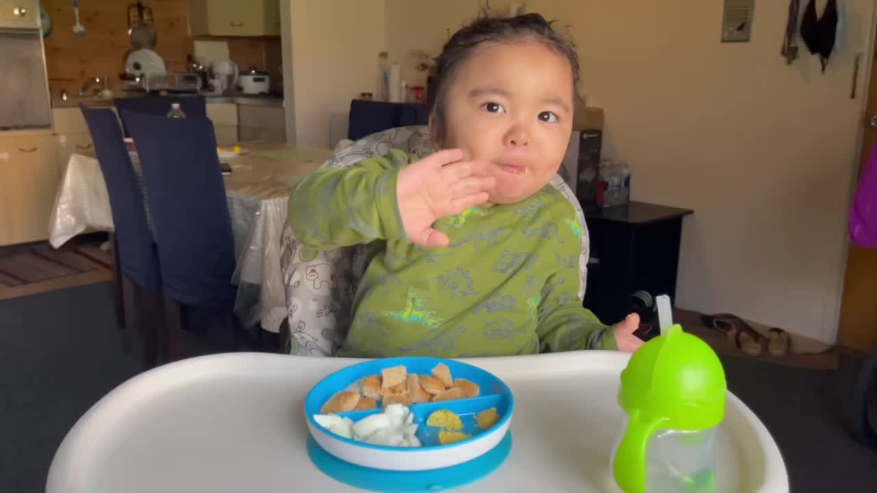 1yrs kid eating by himself