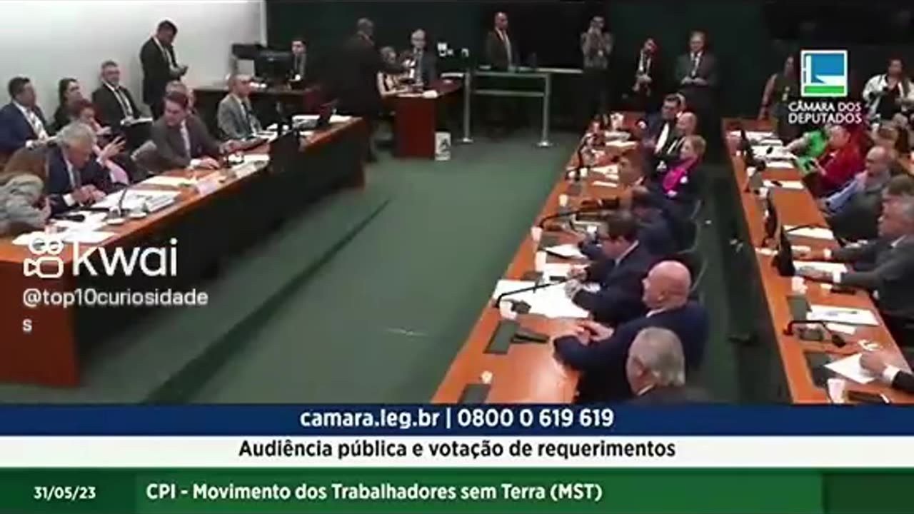 Sâmia cita artigo errado tentando lacrar e toma invertida no plenário